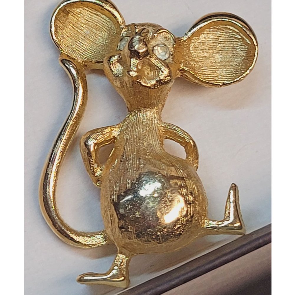 Vintage ๐๐๐๐๐๐๐ MOUSE Rhinestone Crystal Eyes Goldtone Brooch Pin Signed - Picture 2 of 10